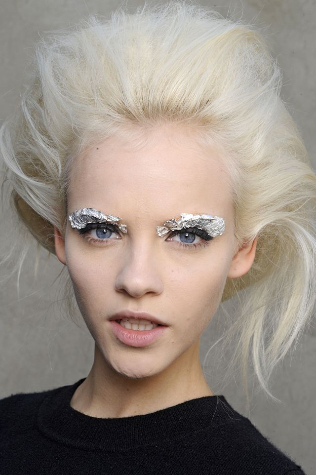 Srebrny makijaż pokazu Fendi