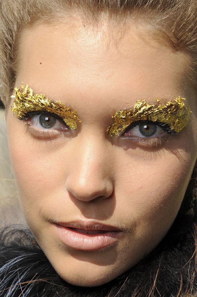 Złoty makijaż pokazu Fendi